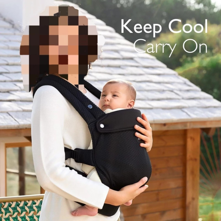 مادر در حال استفاده از کریر آغوشی کودک Momcozy