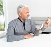 فشارسنج Sanitas SBC 15 در حال اندازهگیری فشار خون